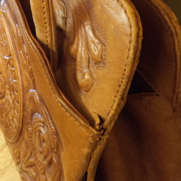 1970'S RARE MEXICAN TOOLED LEATHER AND NATURAL COWHIDE PURSE 12" X 10" - Picture 6 of 10